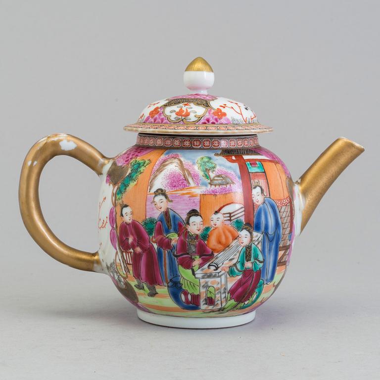 An 18/19th century Chinese porcelain teapot.
