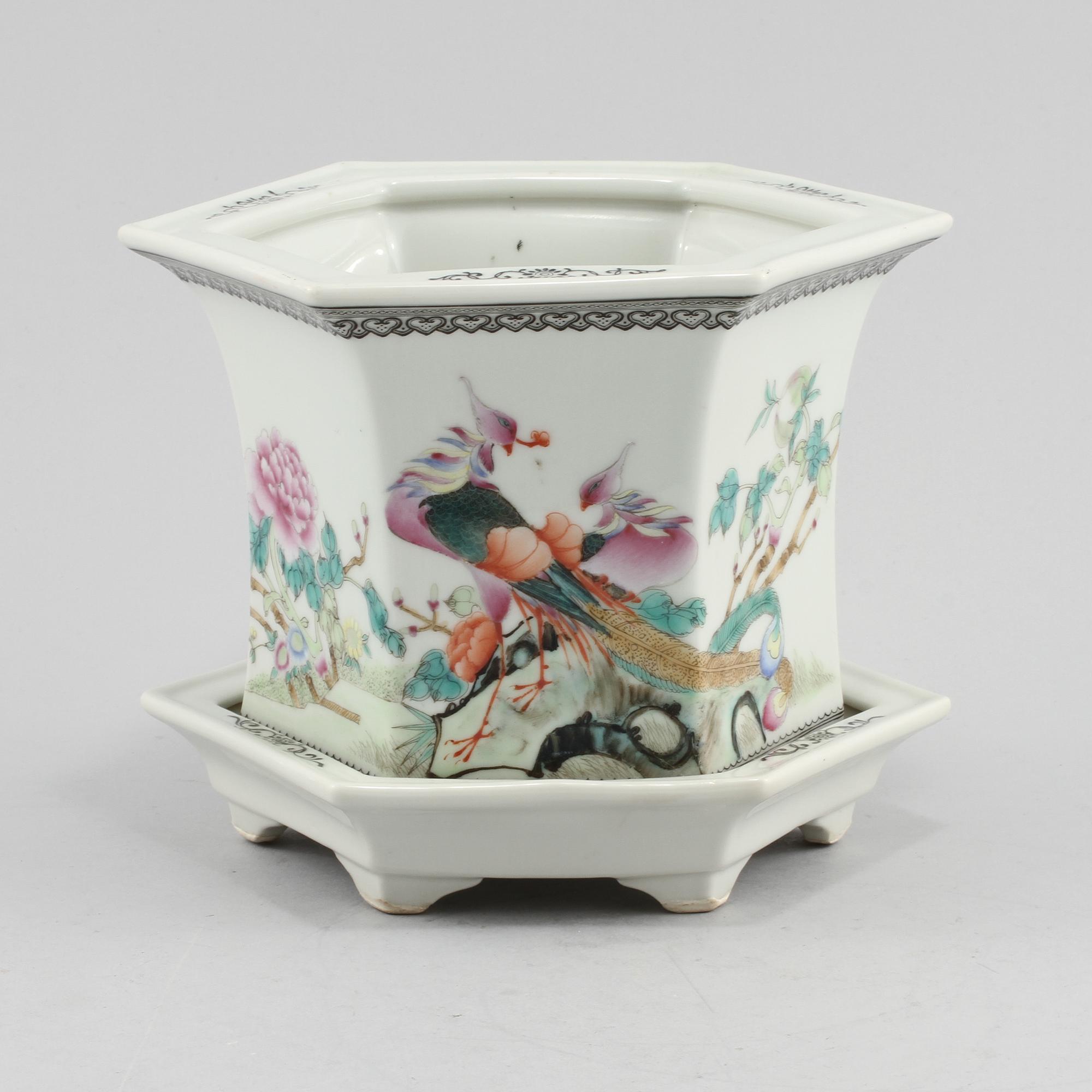 YTTERFODER MED UNDERFAT, porslin, Kina, omkring 1900-talets mitt.