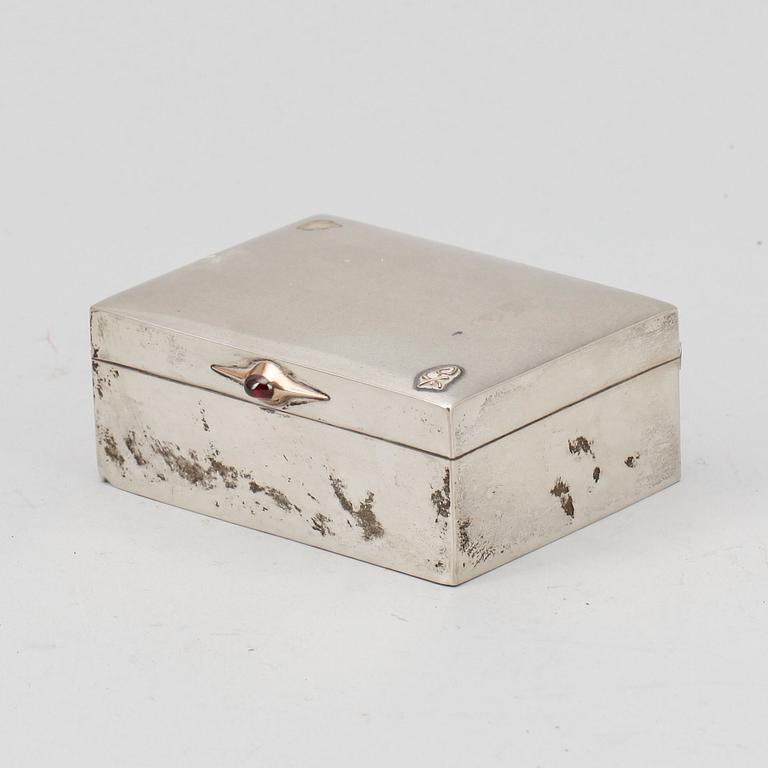 CIGARETTSKRIN, silver. C.G Hallberg, Stockholm, 1904. Totalvikt ca 505 gram.