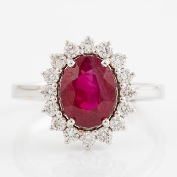 Ring 18K vitguld med en fasettslipad rubin och runda briljantslipade diamanter.