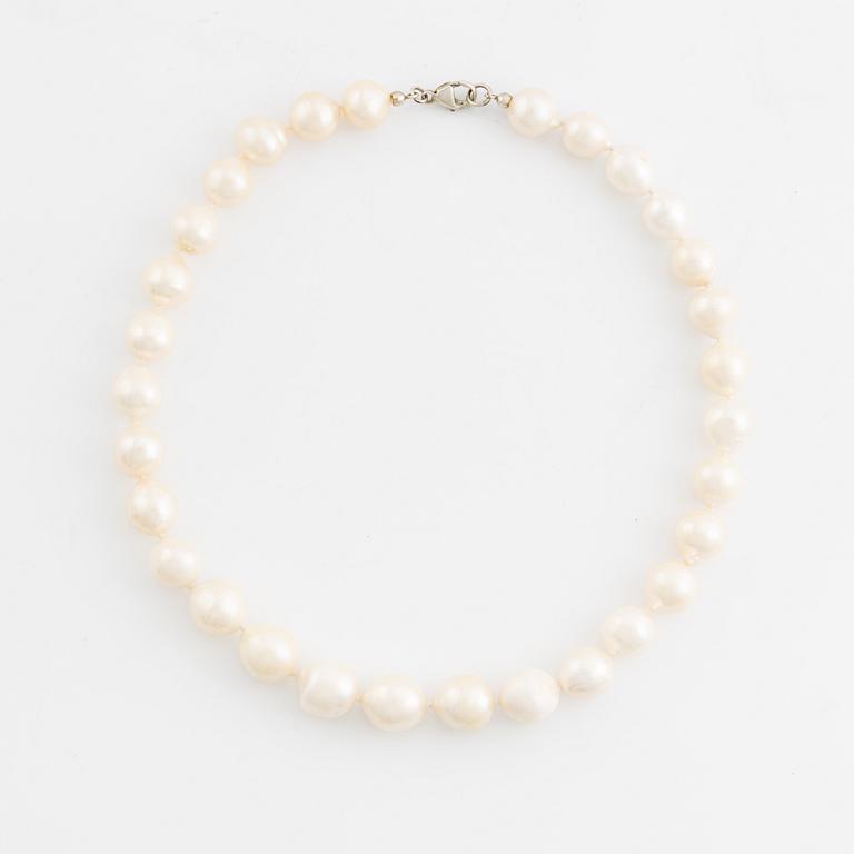 Collier, med odlade sötvattenspärlor, lås i silver.