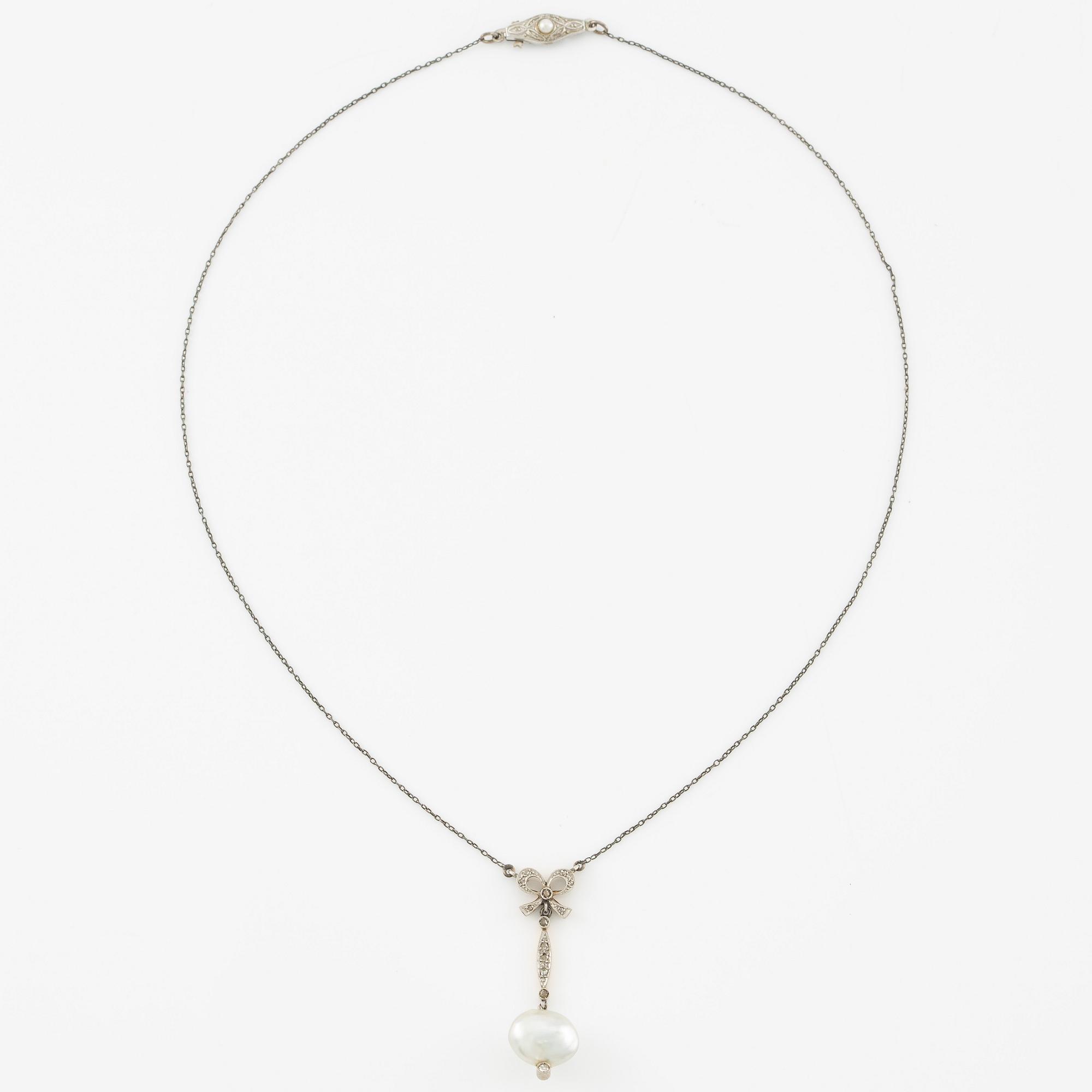 Collier 18K guld och silver med en odlad pärla och rosenslipade diamanter.