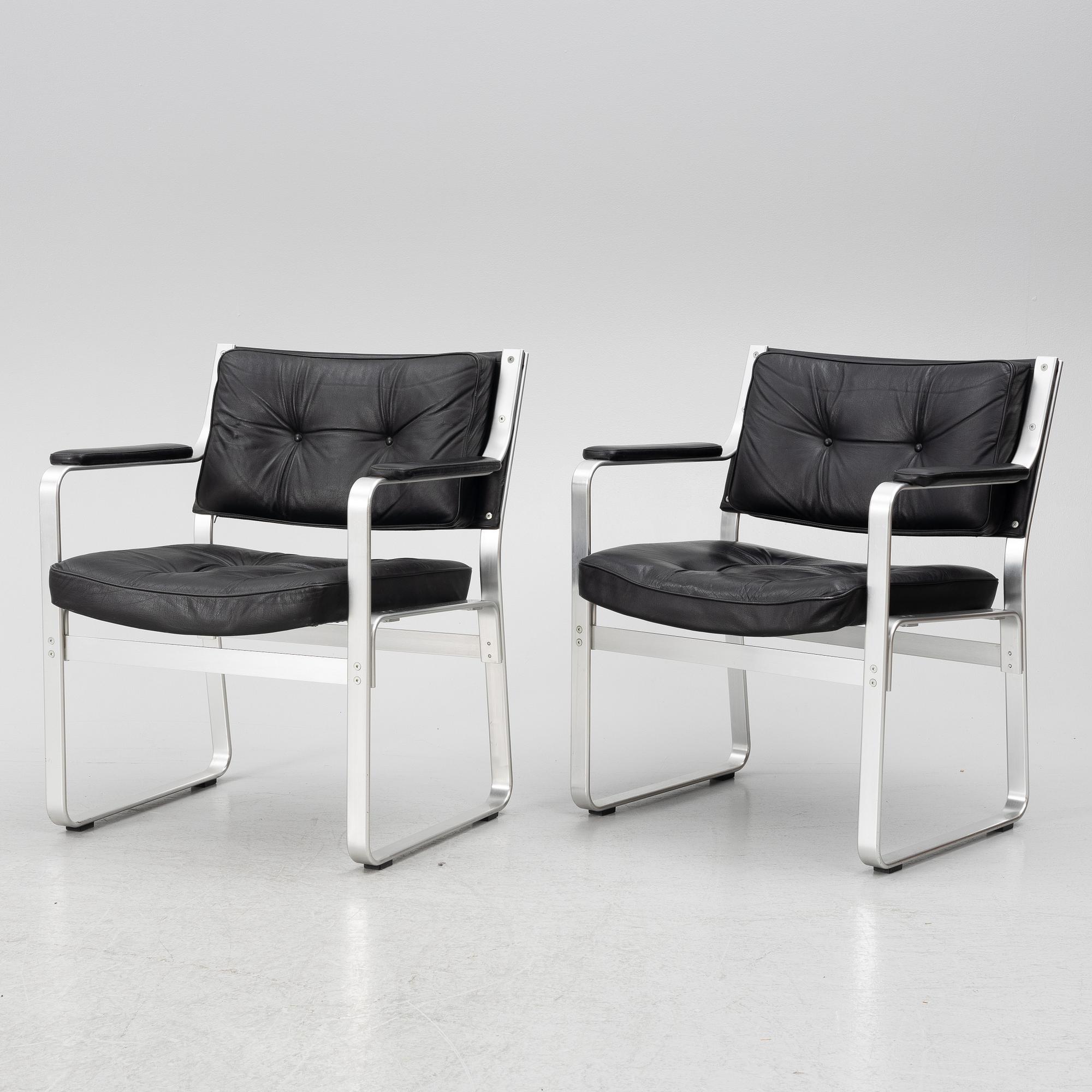 Karl Erik Ekselius, karmstolar/ fåtöljer ett par "Mondo" för JOC möbler sent 1900-tal.