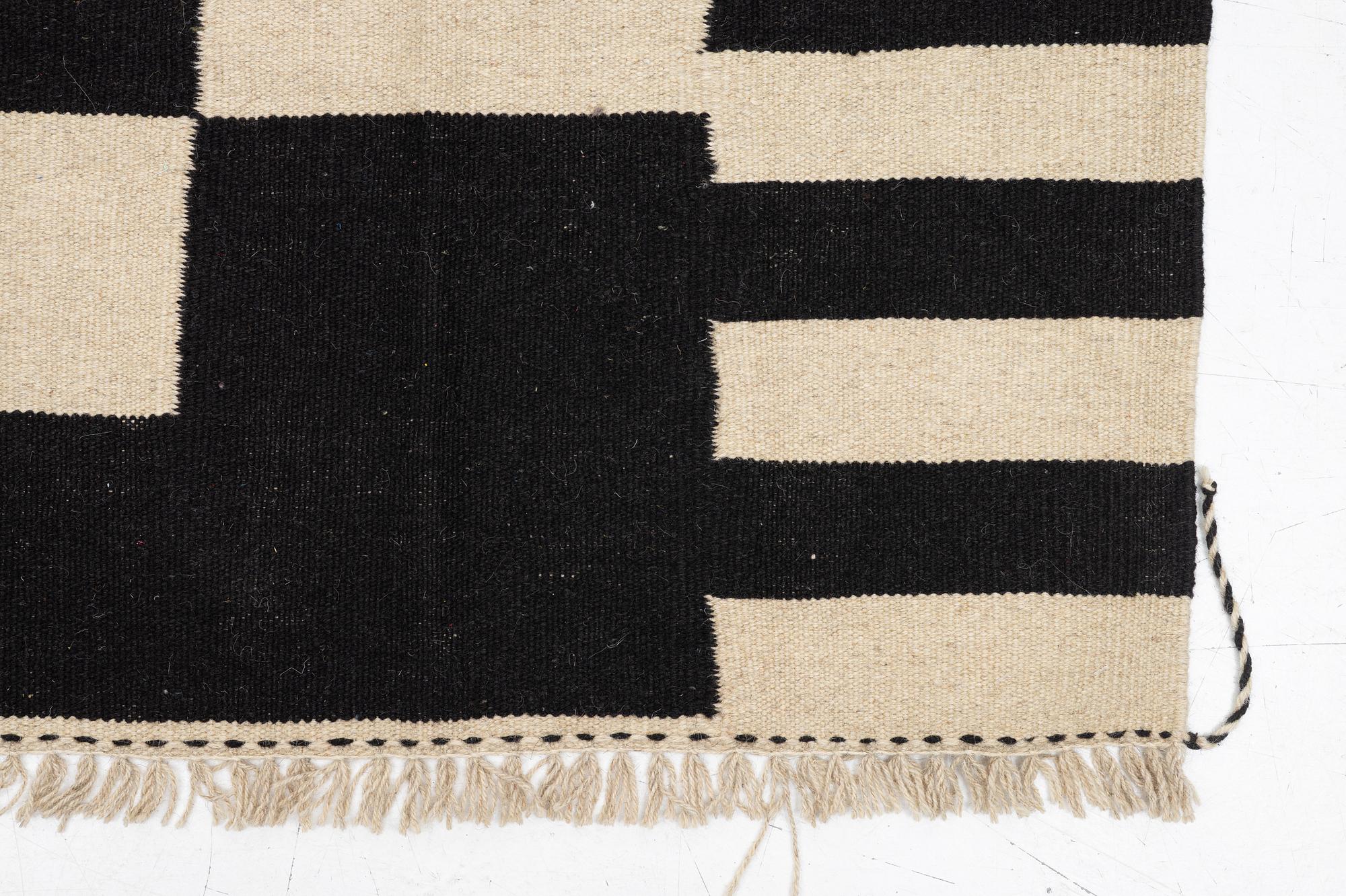 A Kelim runner carpet, 397 x 87 cm.