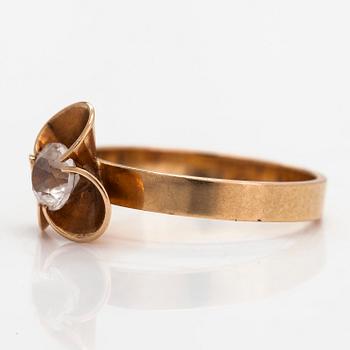 Elis Kauppi, a 14K gold ring with a synthetic spinel. Kupittaan Kulta, Turku 1976.