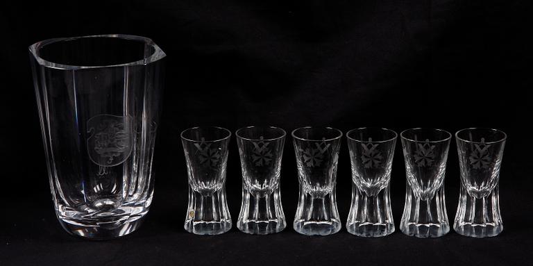 SNAPSGLAS, 6 st, samt VAS, glas, sk frimurarglas. 1900-tal.