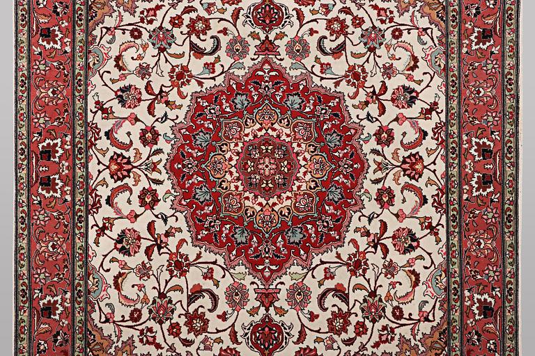 A rug, Tabriz, part silk, 50 Raj, ca 210 x 158 cm.