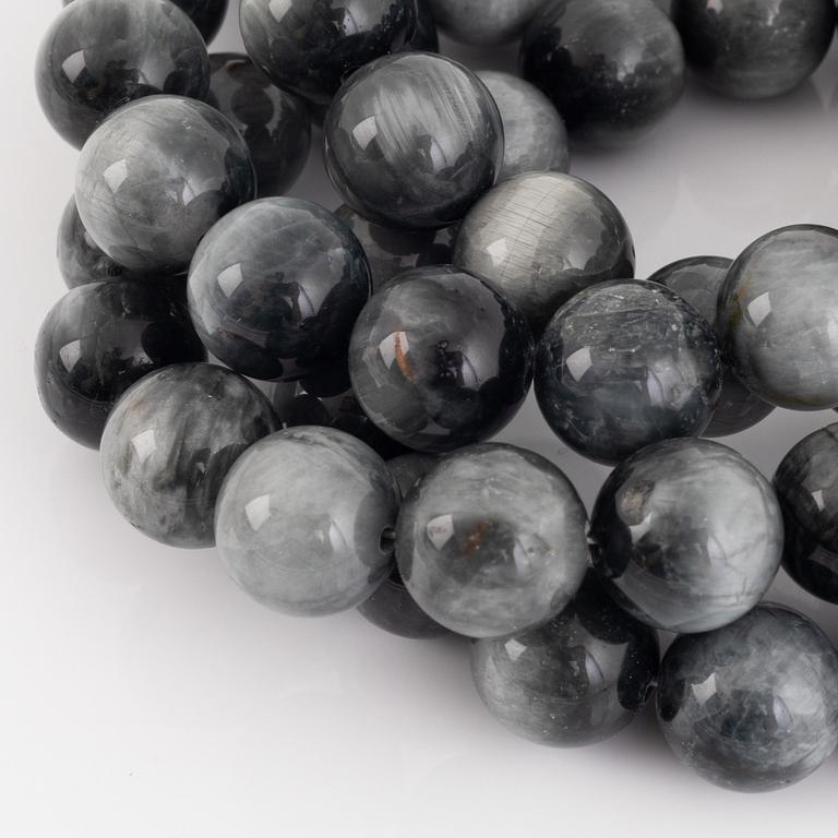 Ole Lynggaard, clasp 18K gold with brilliant cut diamonds, grey stone bead necklace.