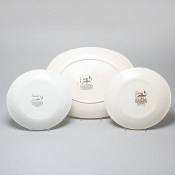 17 pieces of eartheware tableware from Johnson Bros, England, second half of the 20th century.