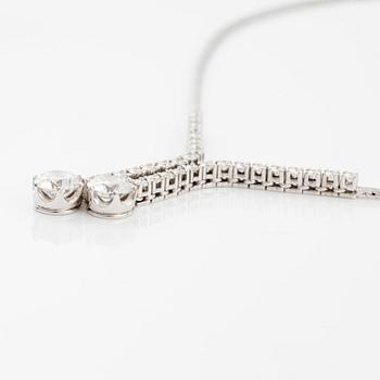 An 18K white gold necklace set with round brilliant-cut diamonds.
