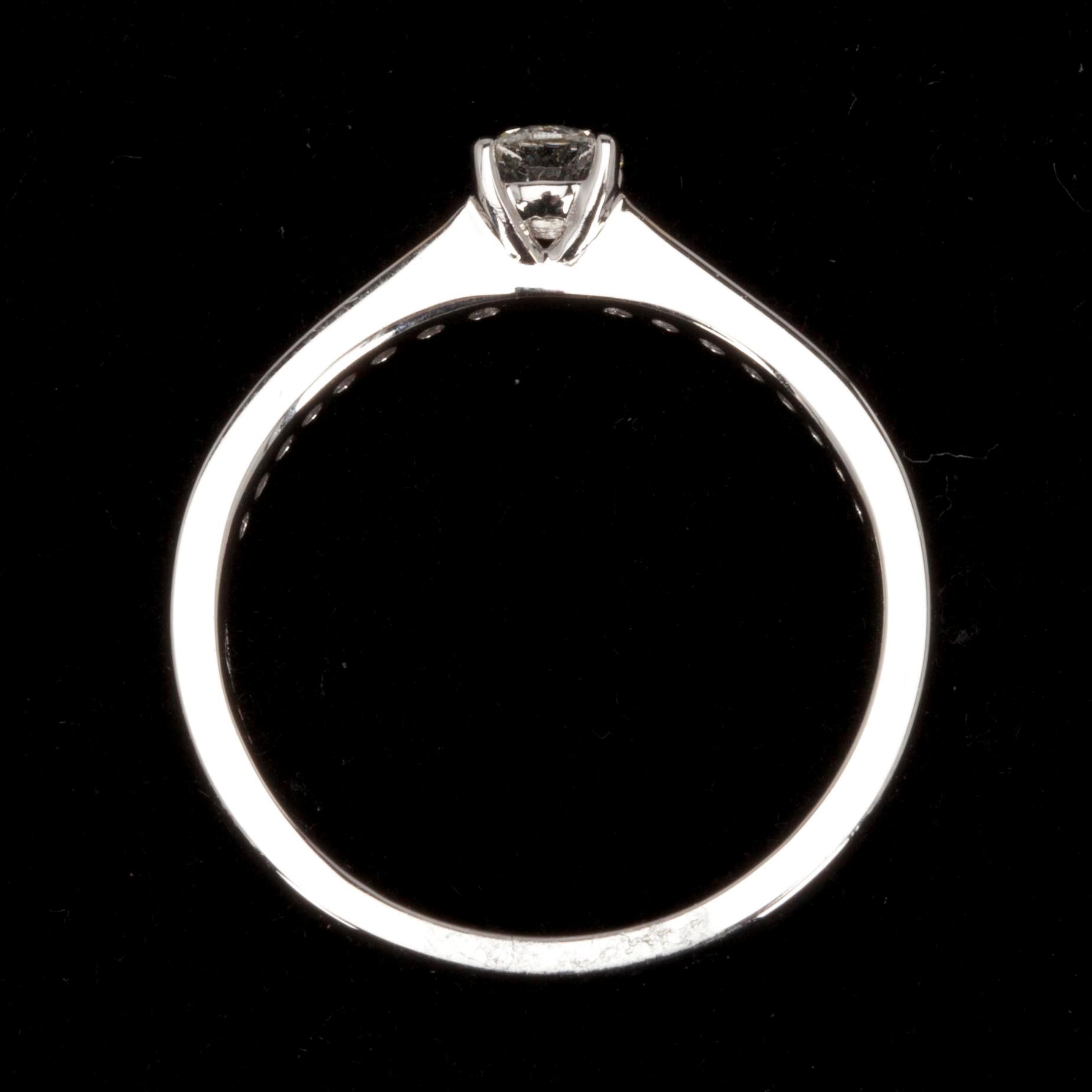 RING, 18K vitguld samt diamanter ca 0.36 ct. H/vs. Mittstenen ca 0.23 ct. H/vs. 2000-tal. Tot. vikt ca 2,8 g.