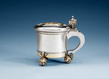 792. A 18TH CENTURY PARCEL-GILT TANKARD, un marked, possibly Baltic 18th century. Weight 1 257 g.