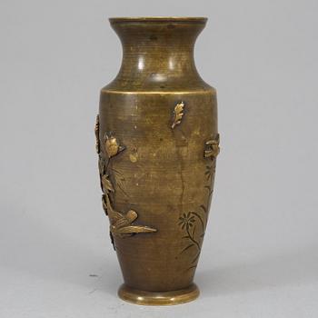 A Japanese bronze vase, early 20th Century.