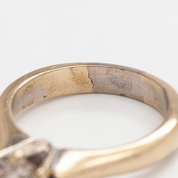 Ring, 18K guld med en briljantslipad diamant.
