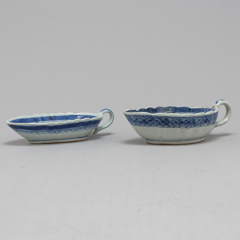 A SET OF TWO SAUCE BOATS, QING DYNASTY, JIAQING (1796-1820).