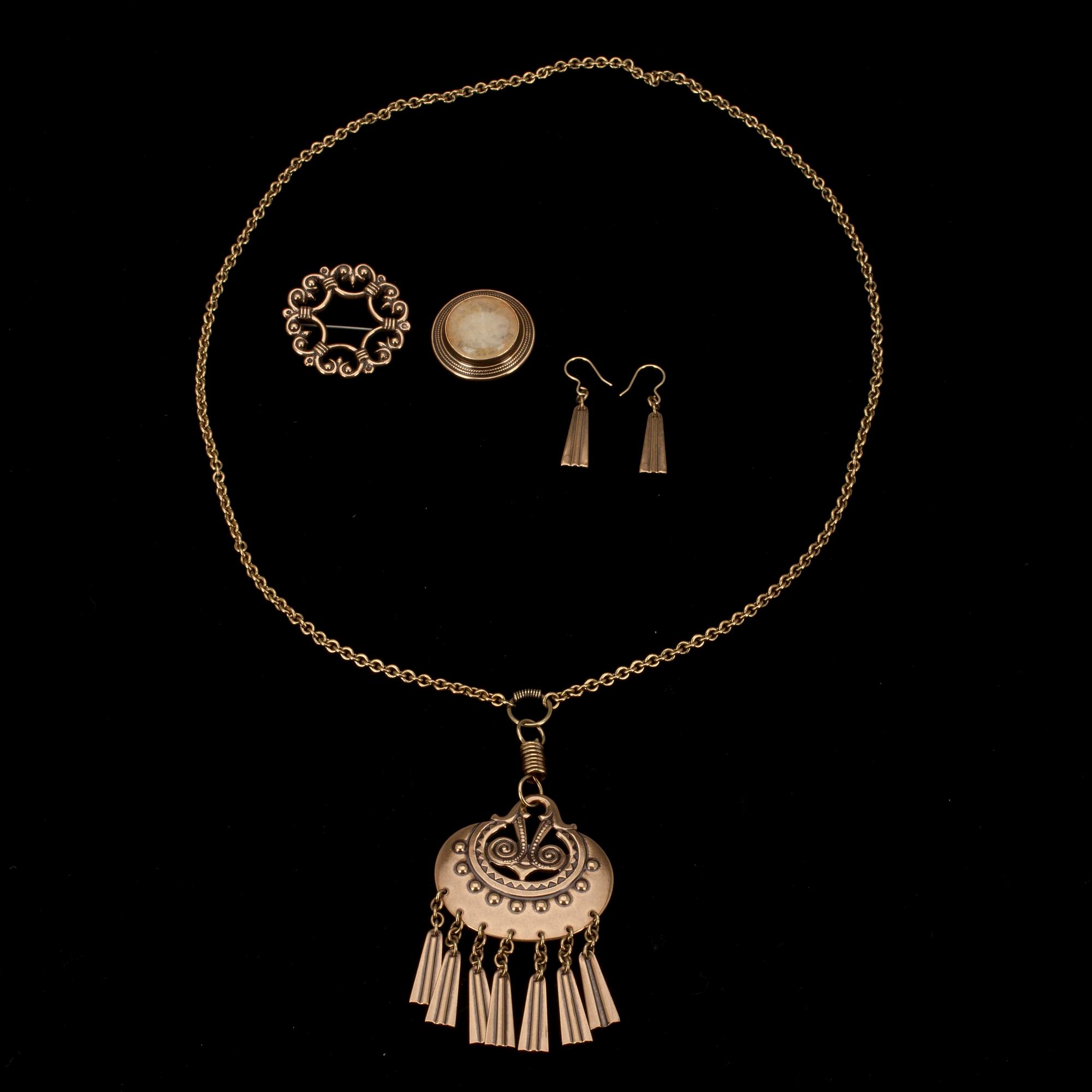 HALSSMYCKE, BROSCHER, 2 st, samt ÖRHÄNGEN, brons, bl. a. "Kuutar", "Suotniemen solki", 1900-talets slut.