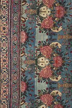 A semi-antique Tehran carpet, ca 384,5 x 288 cm.