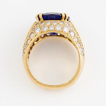 Ring 18K guld med en fasettslipad safir.