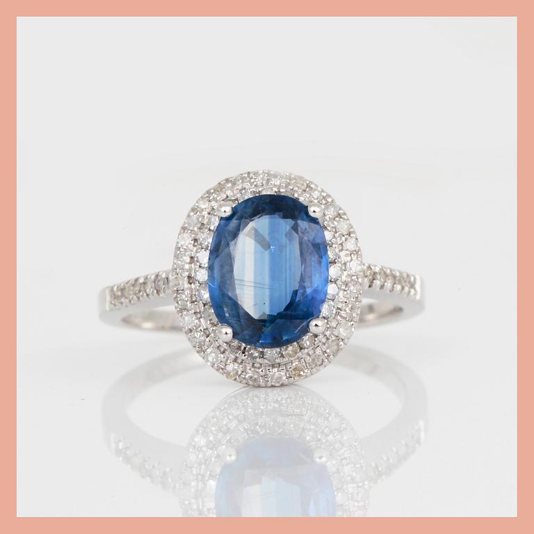RING, 14K vitguld med ovalslipad safir, ca 1,57 ct, och åttkantslipade diamanter. Total vikt ca 3,33 g.