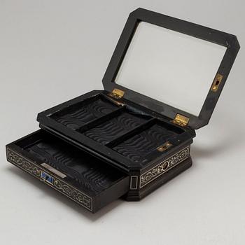 VITRINSCHATULL, 1800-tal.