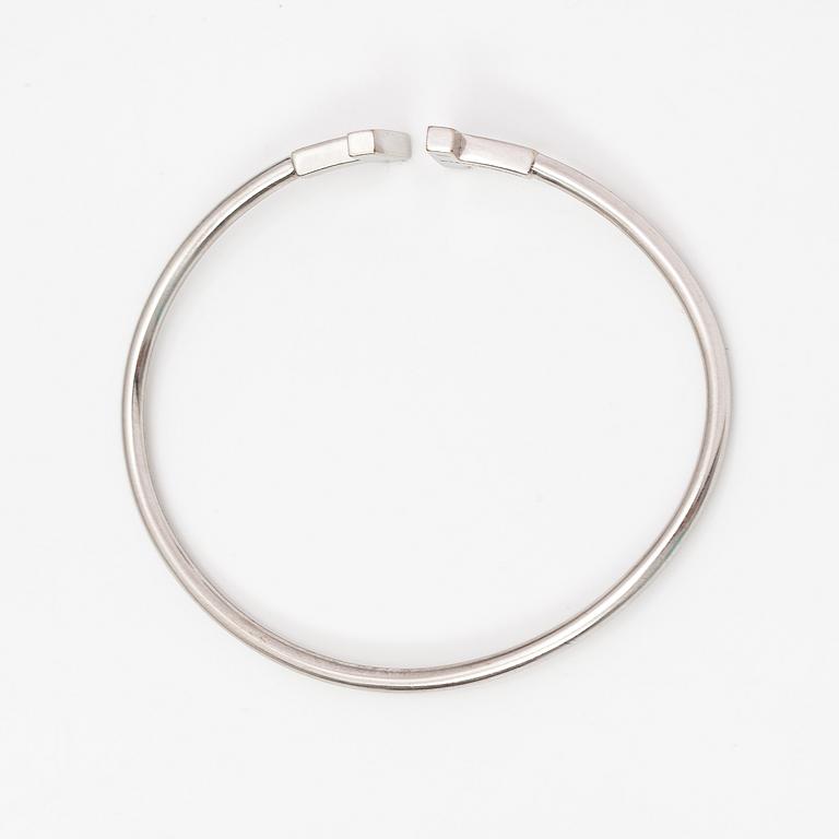 Tiffany & Co, A T wire bracelet in 18K white gold. Marked Tiffany & co, Italy.