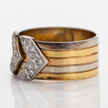 An 18K tri-colour gold ring, with small brilliant-cut diamonds ca 0.28 ct in total.