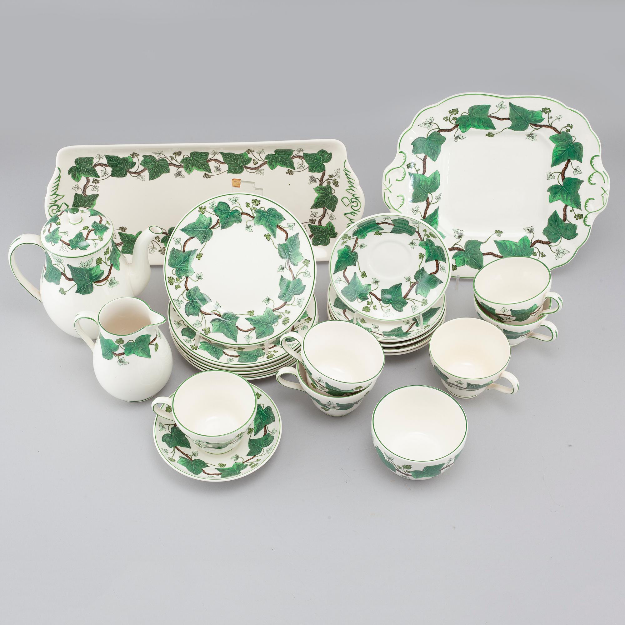17 pieces of porcelain tableware from Wedgewood, model "Napoleon Ivy", 20th century.
