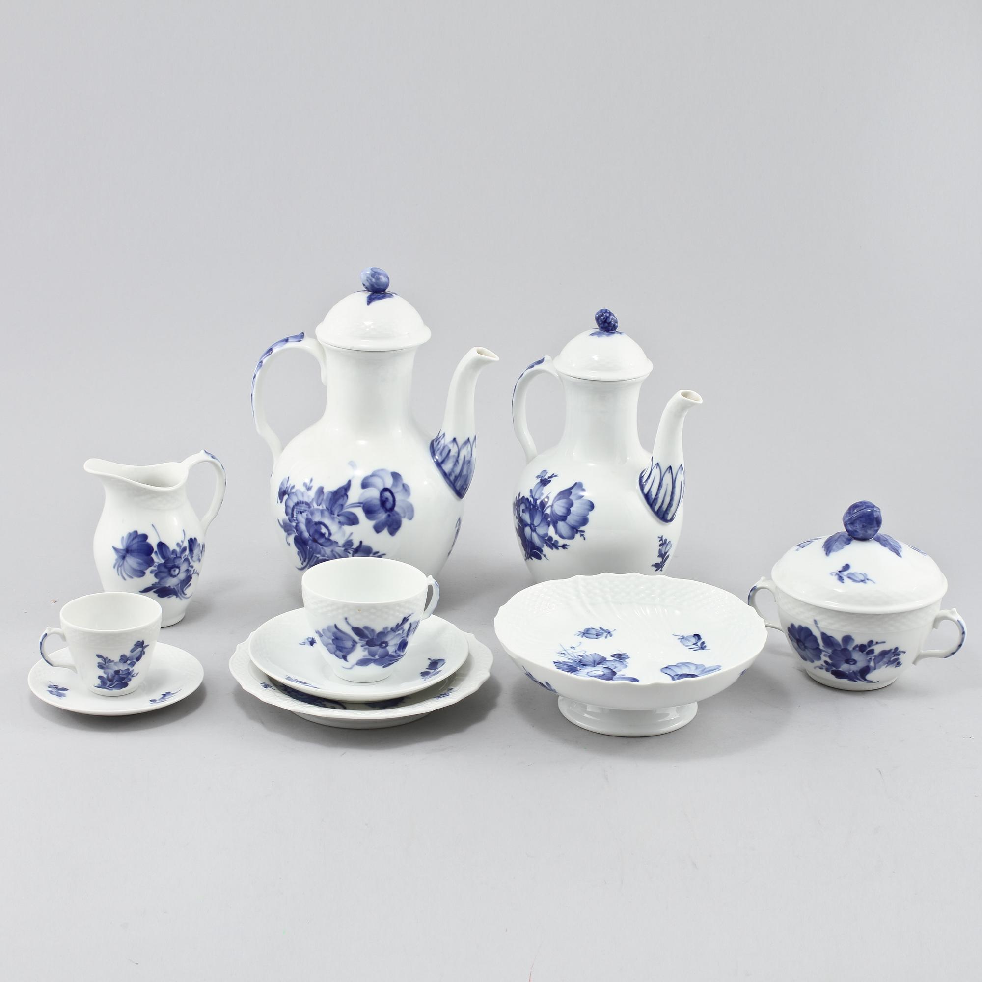 SERVISDELAR, "Blå Blomst", 37 delar, Royal Copenhagen, 1900-talets mitt.