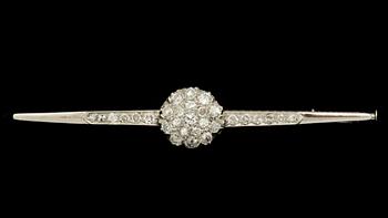BROSCHNÅL, platina med gammalslipade diamanter ca 0,30 ct. Vikt ca 5 g.