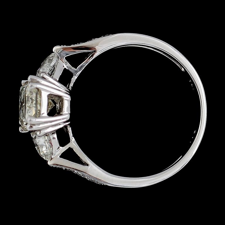 RING, 18K vitguld, radiant cut diamant 1.52 ct. Briljant- och hjärtslipade diamanter tot ca 0.67 ct.