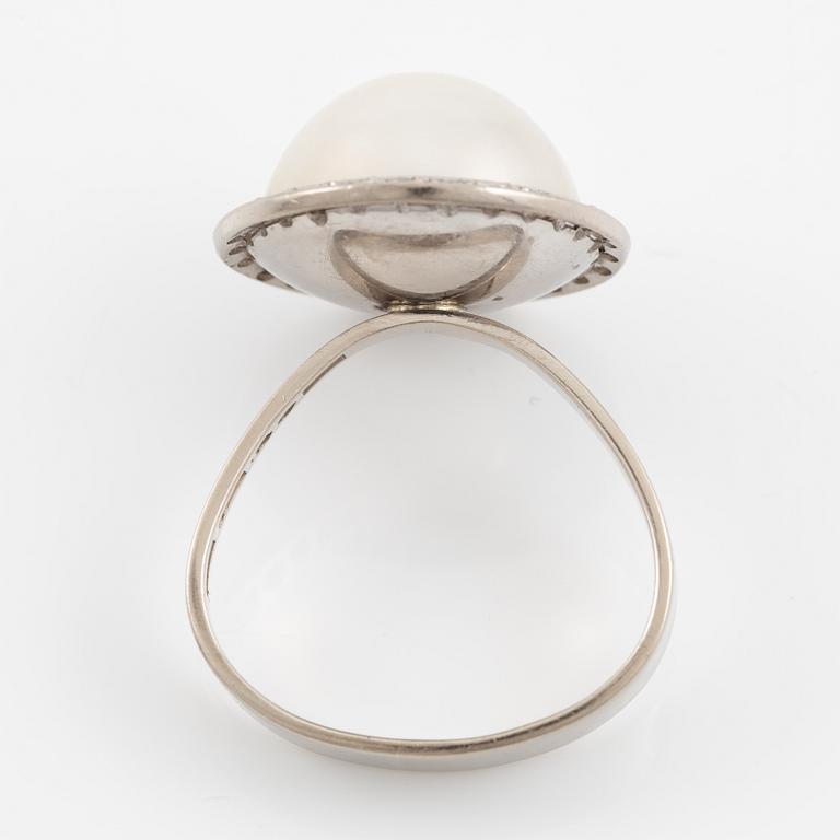 Ring 18K vitguld med en odlad mabepärla och runda briljantslipade diamanter.