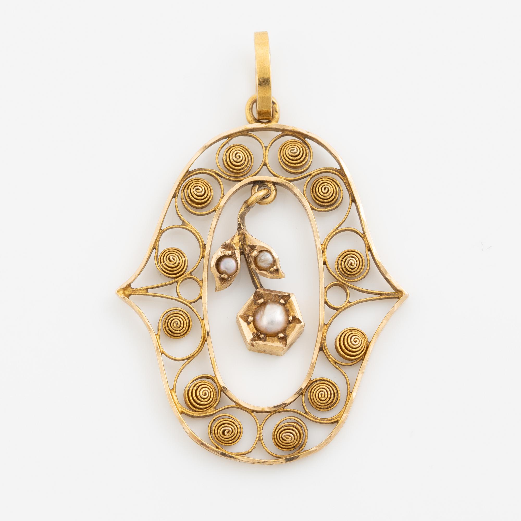 Pendant 18K gold filigree with pearls.