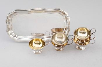 PUNCHMUGGAR, 6 ST SAMT BRICKA, silver, svenska stämplar, 1900-tal. Vikt ca 349 gram.