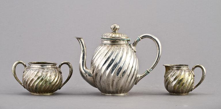 KAFFESERVIS, 3 delar, låghaltigt silver. Otydliga utländska stmpl. 1900-tal. Tot vikt 520 gram.