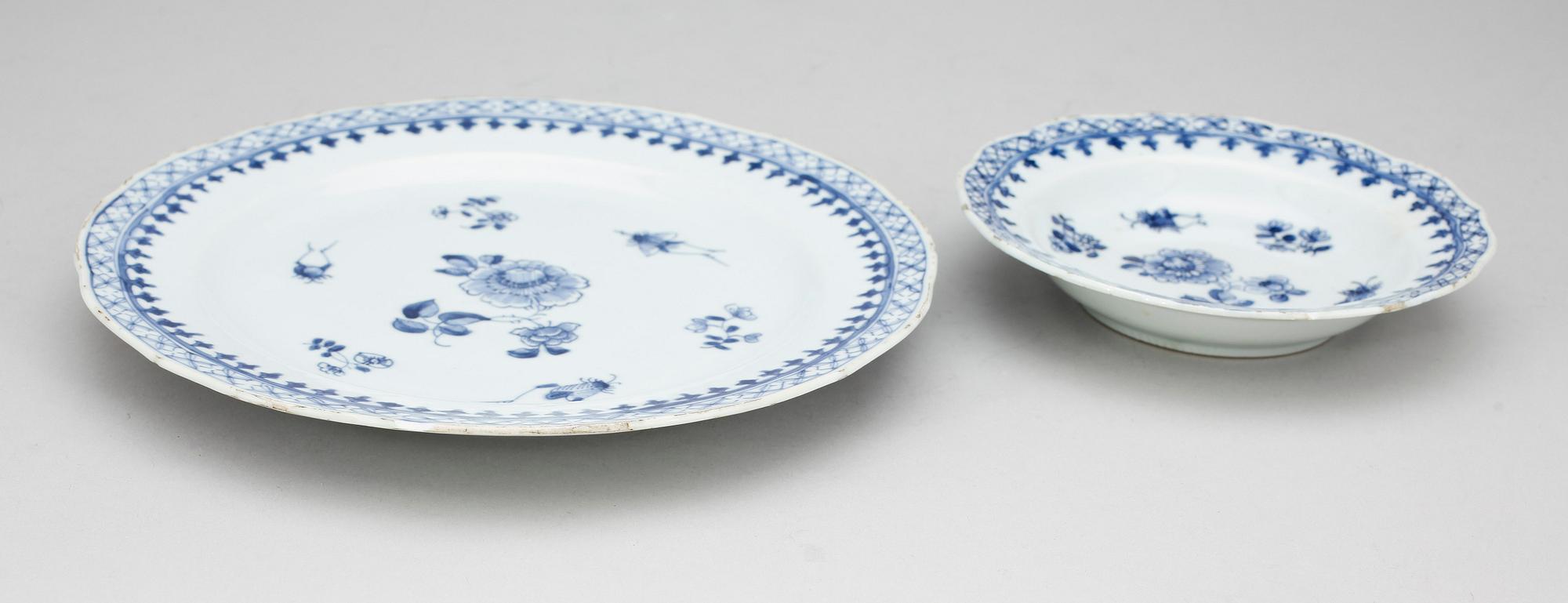 TALLRIK samt BÄRTALLRIK, porslin, Kina 1700-tal.