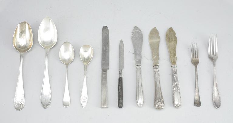 PARTI BESTICK, silver, 14 delar, bland annat en sked av P Romare, 1862. Totalvikt ca 653 gram.