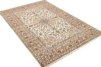 A Kashan carpet, a. 285 x 190 cm.