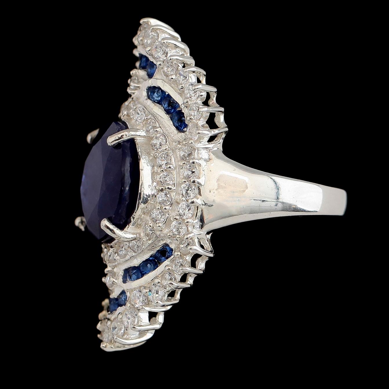 RING, vitguldspläterat sterlingsilver, safirer tot ca 1.10 ct, vita safirer tot ca 1.58 ct.