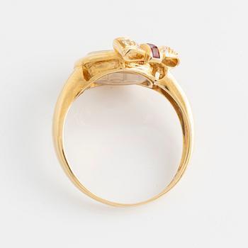 Ring, 18K guld med briljantslipade diamanter, rubiner, smaragd och safir.