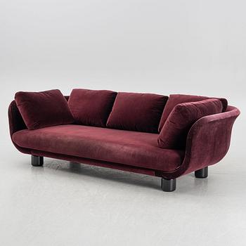 TAF Arkitekter, soffa, "Famna", Firma Svenskt Tenn, 2022.