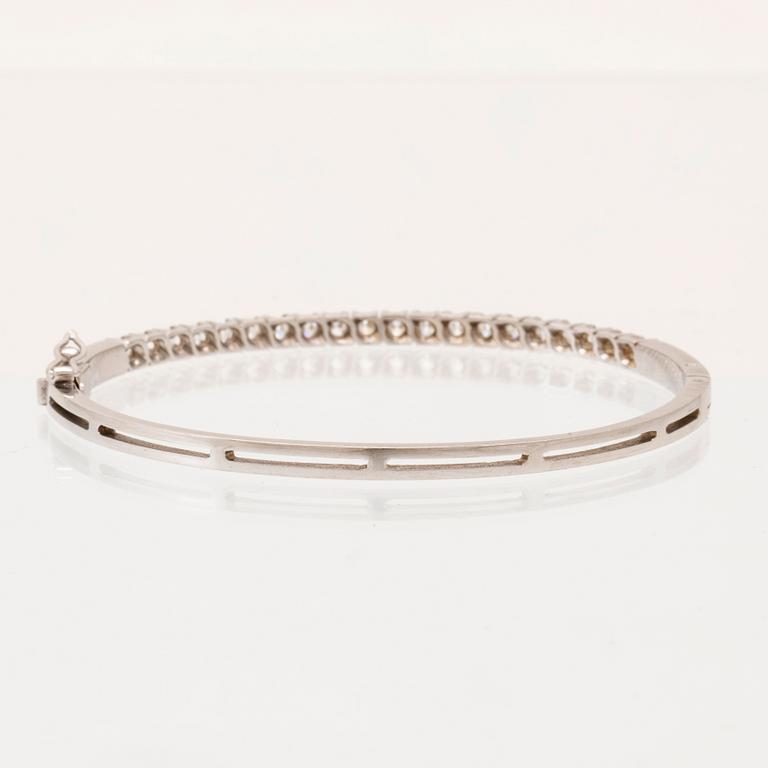 An 18K white gold bracelet set with round brilliant-cut diamonds.