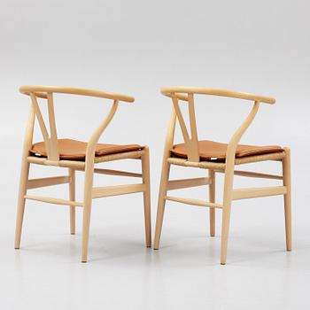 Hans J. Wegner, stolar, ett par, modell CH-24/ "Y-stolen", med dynor, Carl Hansen & Søn, Danmark, 2000-tal.