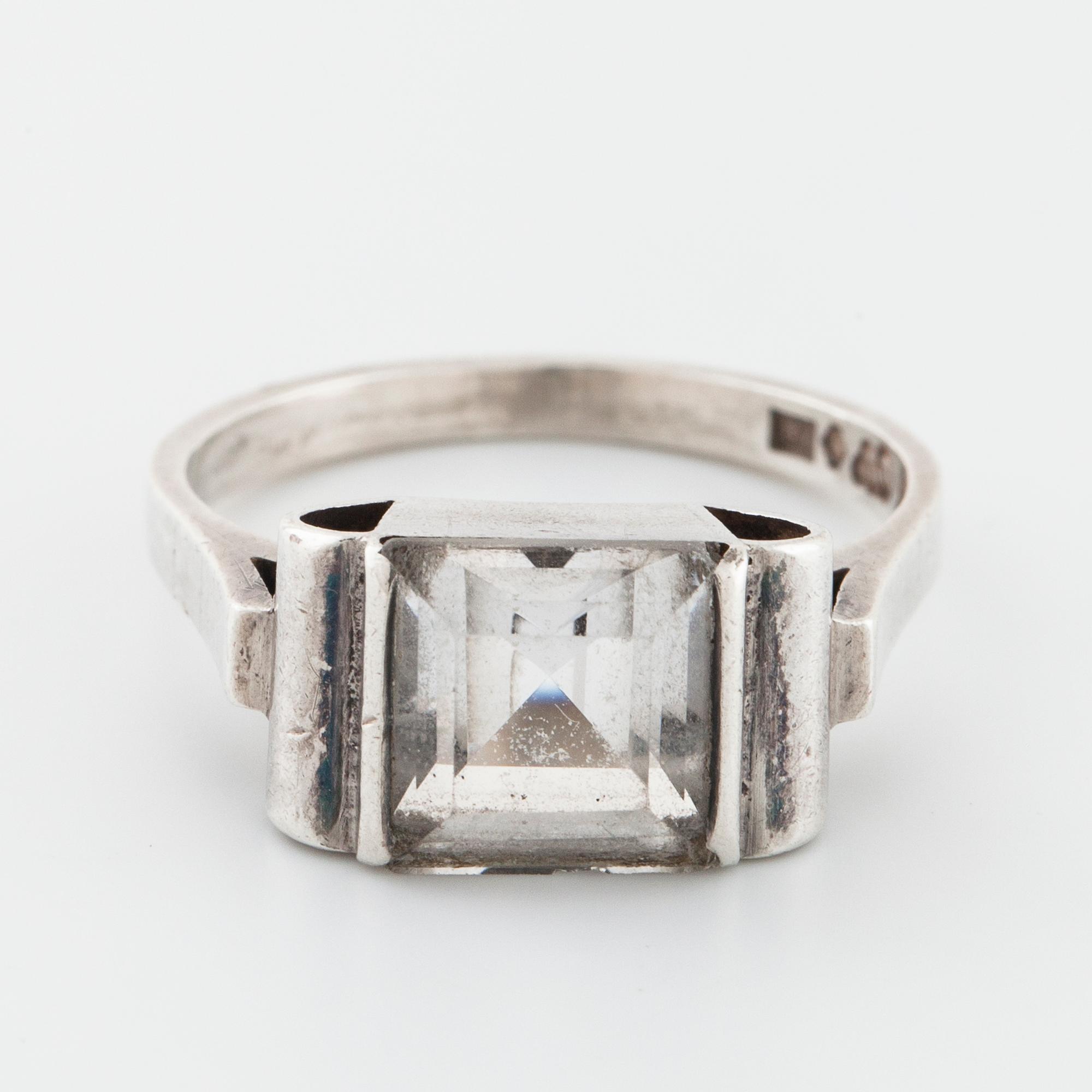 ANDERS HEDLUND, Göteborg, 1950, ring med fasettslipad bergkristall.