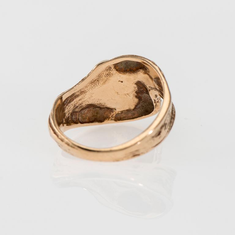 RING, 14K guld, pärla. Kultakeskus 1972. Vikt ca 7,0 g.