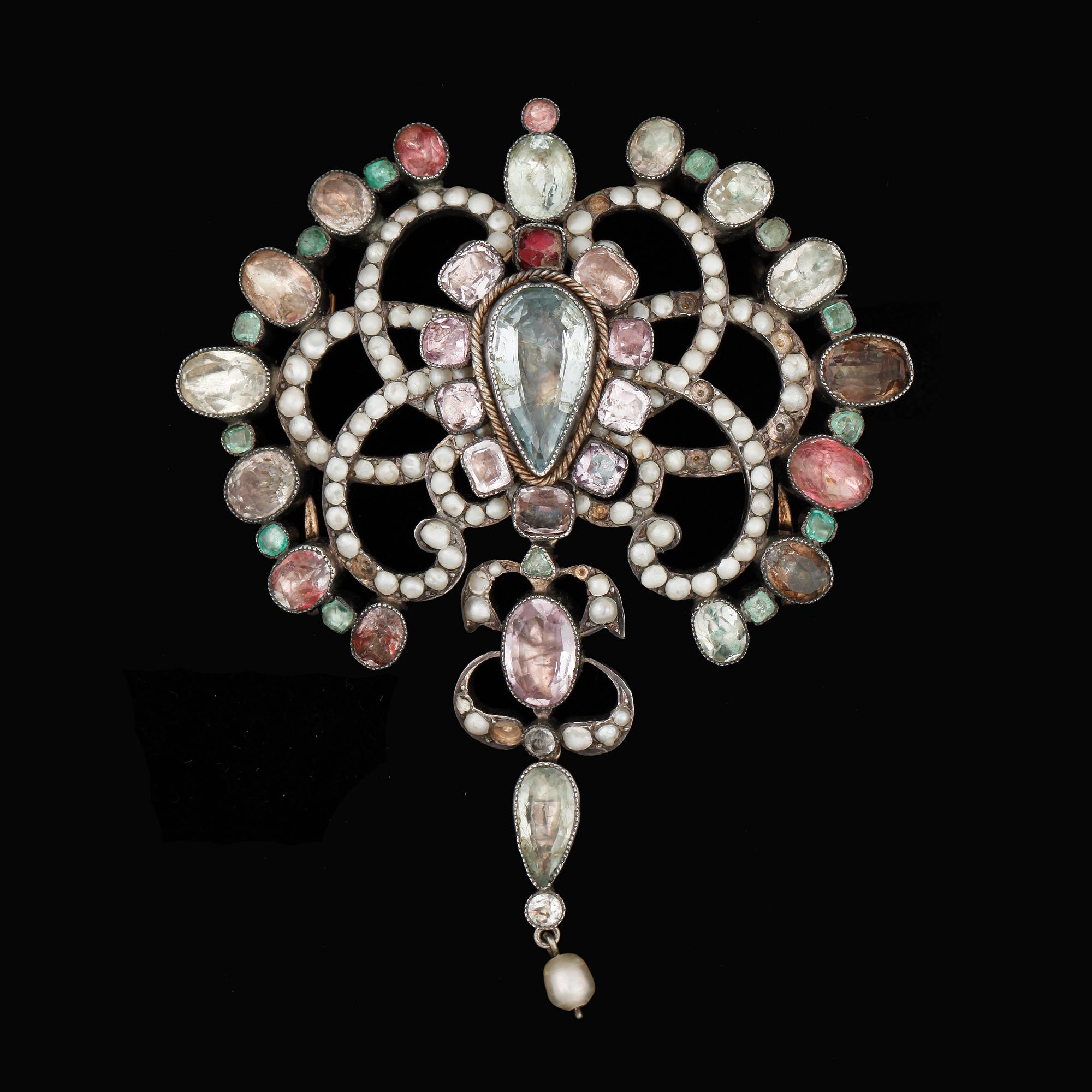 BROSCH, silver med bl.a. akvamarin och pärlor, 1800-tal.