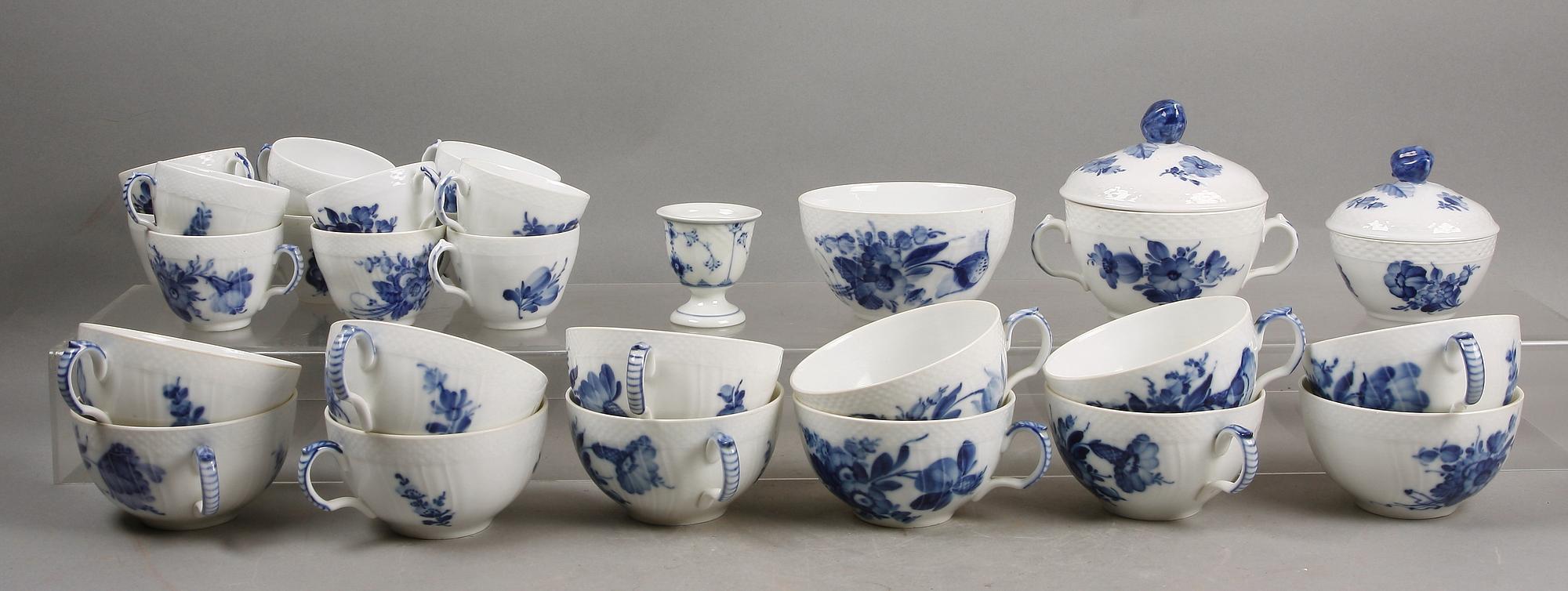 TE OCH KAFFESERVIS, 59 delar, porslin "Blå blomst" Kunglig Dansk.