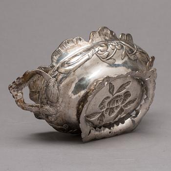 SKÅL PÅ FOT, silver, barock, icke identifierbar mästarstämplar, sannolikt Königsberg, 1700-talets mitt. Vikt ca 420g.