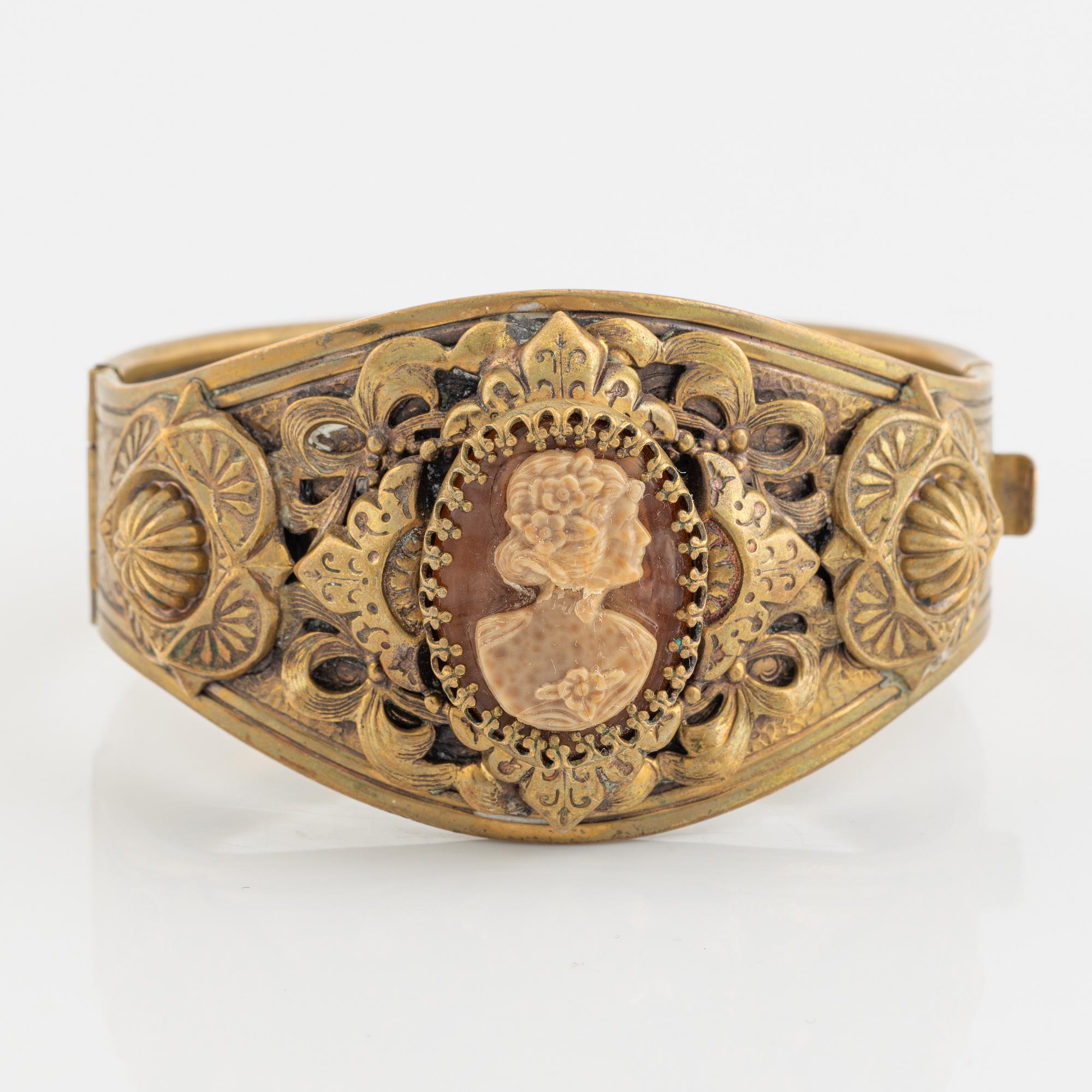 Brass and cameo bangle.