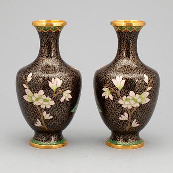 VASER, ett par, cloisonne, Kina 1900-tal.