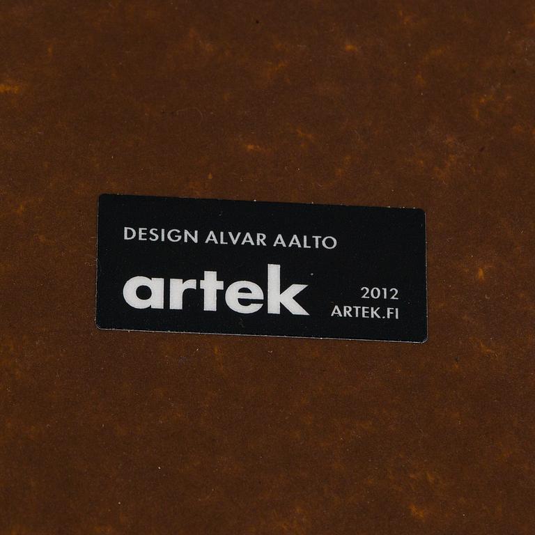 Alvar Aalto, soffbord, 2 st, modeller 90C och 90D, Artek 2012.